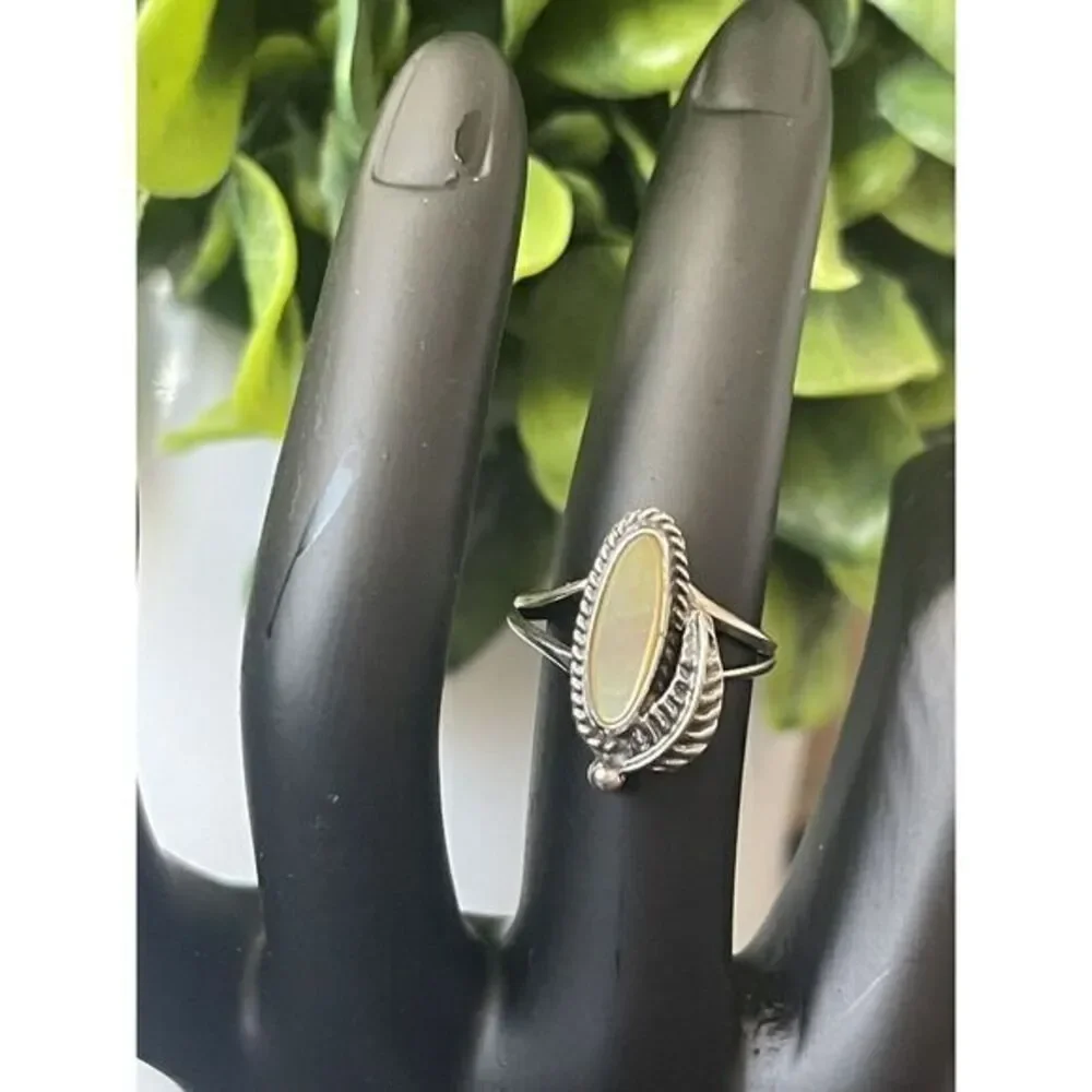 Vintage Navajo Feather and Mother Of Pearl Long Sterling‎ Silver Ring Size 5